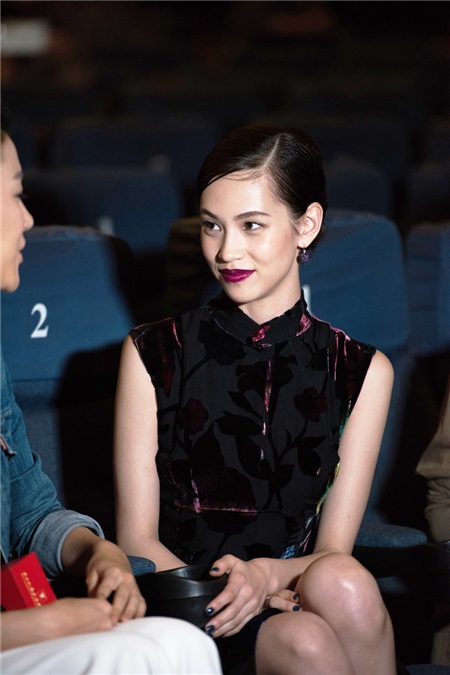 水原希子中式旗袍加身优雅俏皮 上海方言与影迷幽默互动