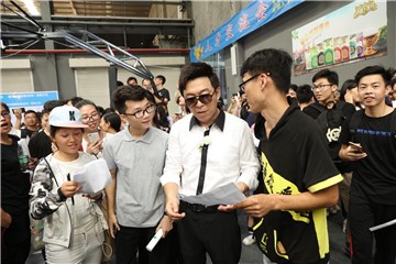黄渤在招聘中