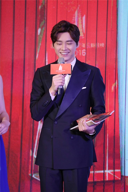 李易峰获新锐榜「年度艺人」 称会做好演员本职
