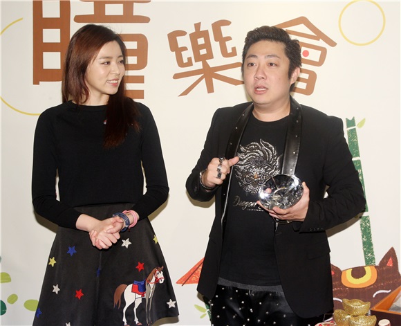 王瞳推出伴手礼,艾成带豪气钻石出场