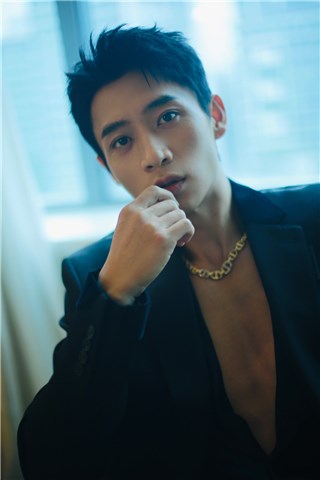 魏晨深V西装现身红毯 喜获年度进取演员奖