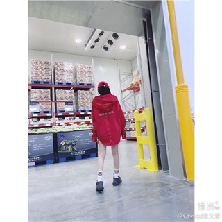 张天爱晒背影照玩下衣失踪 大秀长腿身材比傲人