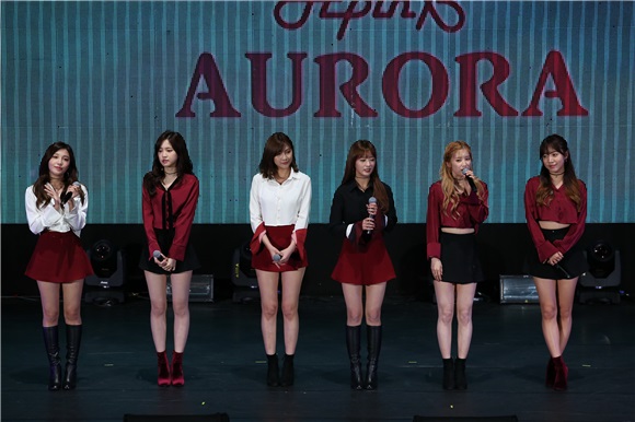 韩国女团APINK开演唱会