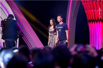 男嘉宾与刘妍兵甜蜜牵手