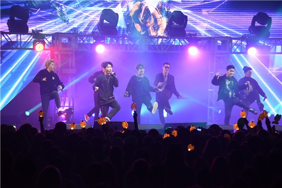 Block B出道七年首登台 演唱夯曲《HER》全场海翻