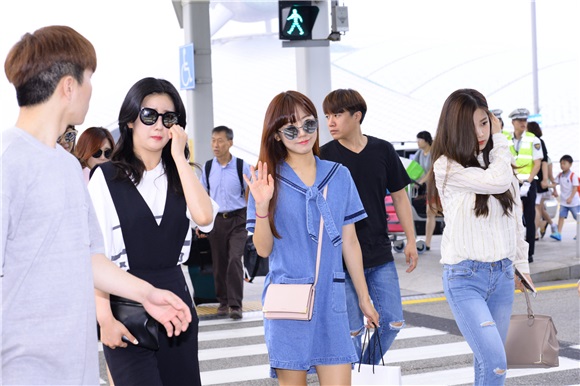 女团APINK 为在日本的
《MBC Korean Music Wave》演唱会现身仁川机场准备出国