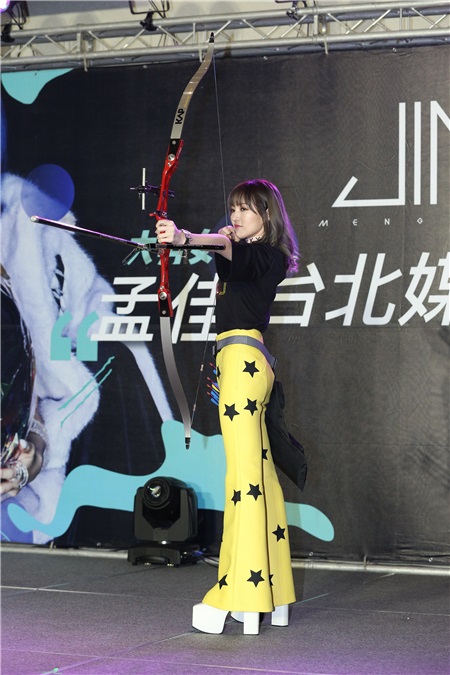 孟佳出席媒体见面会
