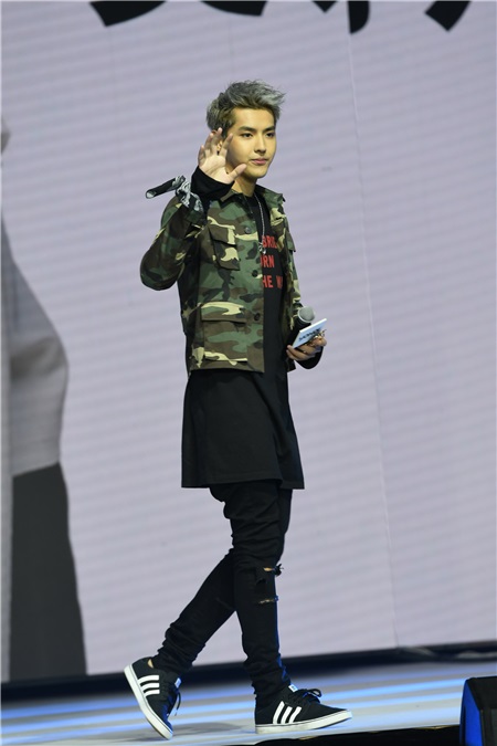 吴亦凡Vetements长卫衣+迷彩外套帅爆 余文乐全身牛仔搭军绿夹克成熟大气