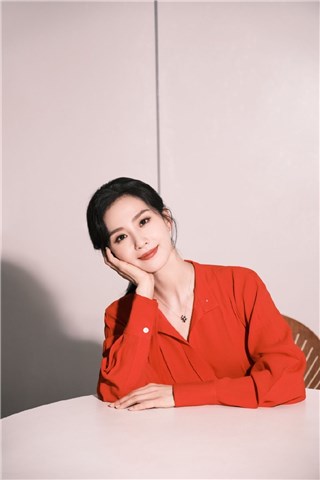 刘诗诗一身全红look喜气洋洋   对镜头微笑温婉迷人
